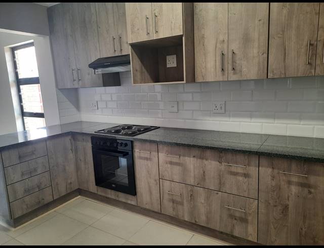 3 BEDROOM TOWNHOUSE TO LET IN LANGENHOVENPARK